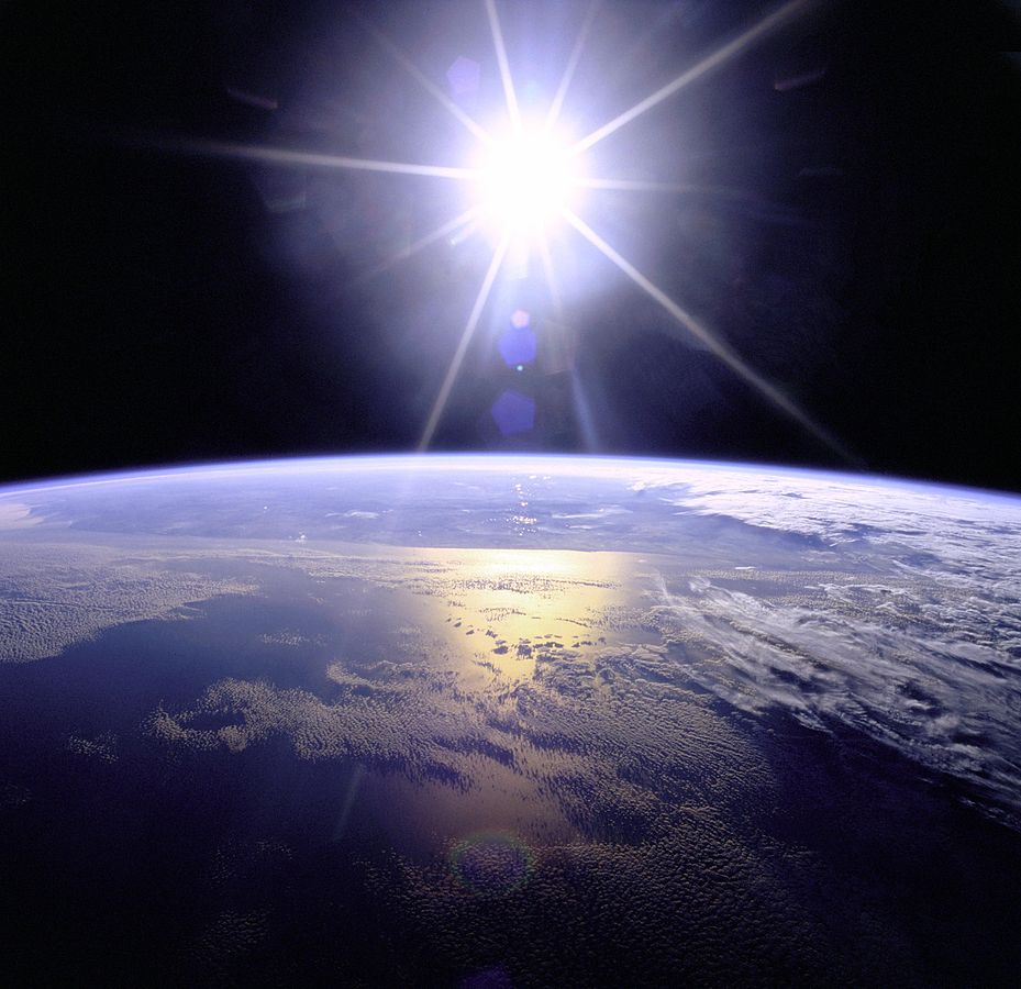 929px-Full_Sunburst_over_Earth