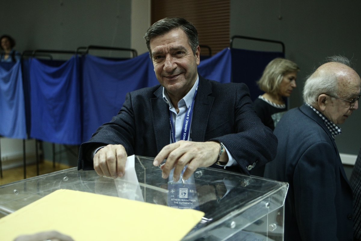 The mayor of Athens and candidate Giorgos Kaminis votes for the1st round of elections for the presidency of the Central-Left Political Movement, in Athens, on November 12, 2017 / Ο Δήμαρχος Αθηναίων Γιώργος Καμίνης ψηφίζει στον 1ο γύρο ψηφοφορίας για την εκλογή του νέου προέδρου της Κεντροαριστεράς, στην Αθήνα, στις 12 Νοεμβρίου, 2017