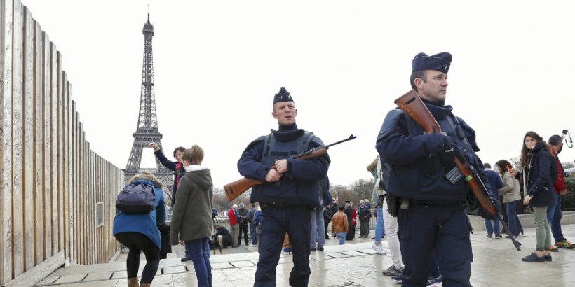 french_soldiers_patrol_eiffel_tower_reuters_rts6zju