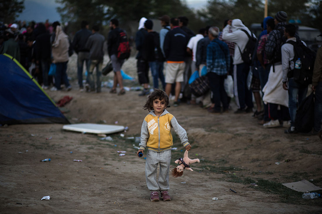 Refugees and migrants gather outside the Greek-FYROM borders in order to pass to FYROM so they can continue their trip to Central Europe through the Balkans, near Idomeni village on September 7, 2015. / Πρόσφυγες και μετανάστες συγκεντρώνονται στα σύνορα Ελλάδας - FYROM με σκοπό τη συνεχιση του ταξιδιού τους προς την Κεντρική Ευρώπη μέσω των Βαλκανίων, κοντά στο χωριό Ειδομένη, 7 Σεπτεμβρίου, 2015.