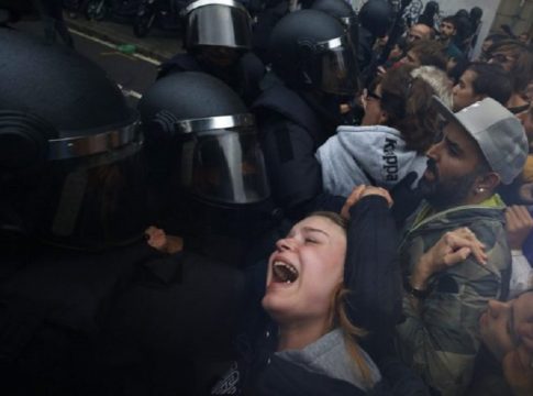 Καθώς ανασταίνεται το φάντασμα του Φράνκο, η δημοκρατία ψυχορραγεί στην Καταλονία