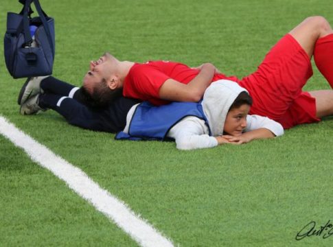 Ballboy βοηθά παίκτη να ανακτήσει την αναπνοή του (pics)