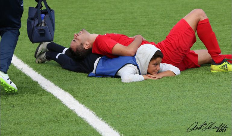 Ballboy βοηθά παίκτη να ανακτήσει την αναπνοή του (pics)