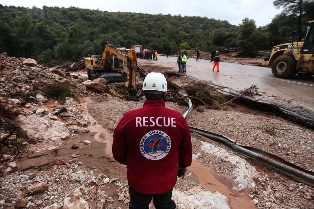 19 οι νεκροί απο την κακοκαιρία- Εντοπίστηκαν τρεις νεκροί άνδρες – Ένας στην Μάνδρα και δυο στη θάλασσα