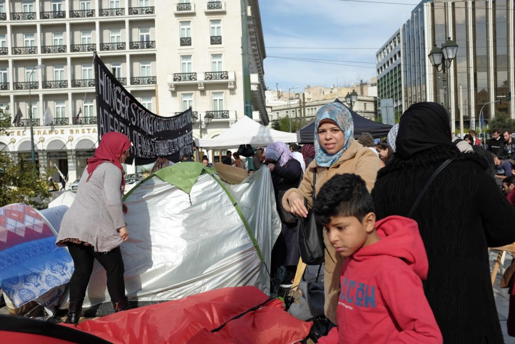 Σταμάτησαν την απεργία πείνας οι 14 πρόσφυγες που βρίσκονταν στο Σύνταγμα