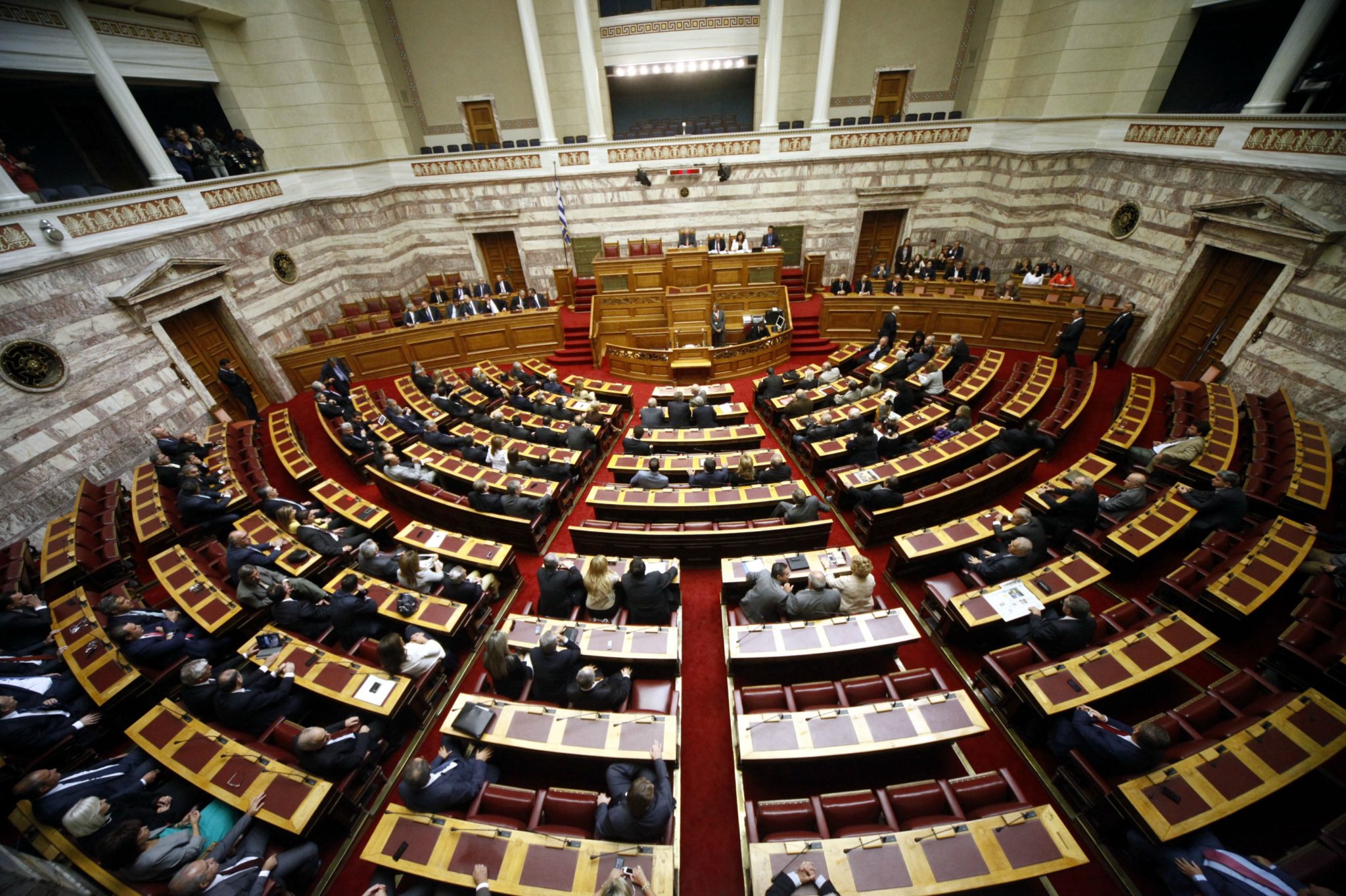 Σφοδρή πολιτική αντιπαράθεση με συγκρούσεις στη βουλή για την άδεια Κουφοντίνα