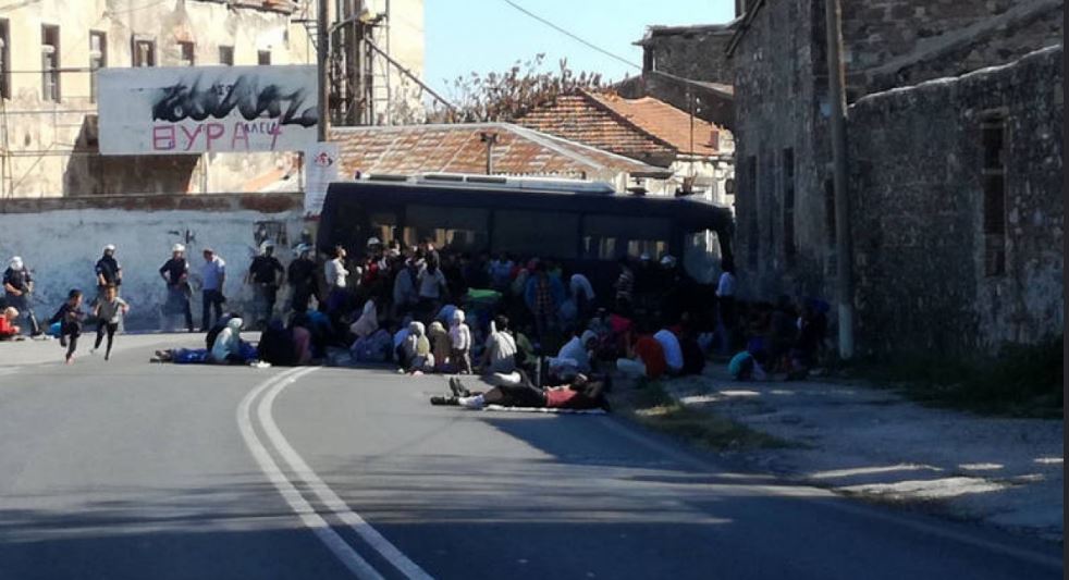 Πρόσφυγες  κατέλαβαν χθες τα γραφεία του ΣΥΡΙΖΑ στη Λέσβο