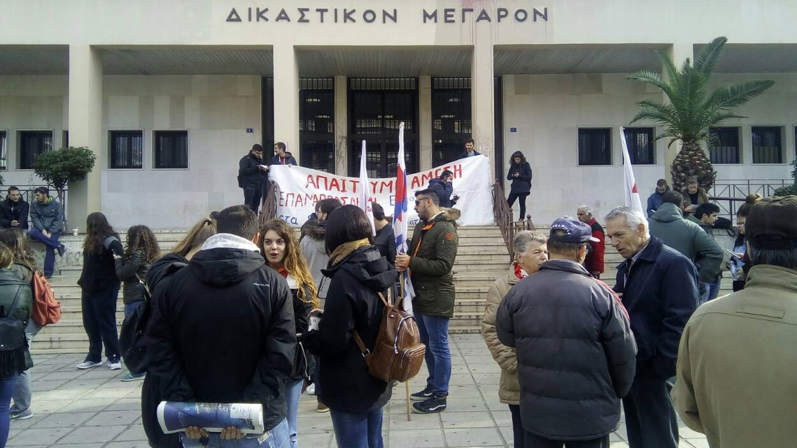 Συμπλοκές έξω από τα Market IN Iωαννίνων- Τραυματισμοί διαδηλωτών από «εκπροσώπους» των εργοδοτών καταγγέλλουν οι εργαζόμενοι