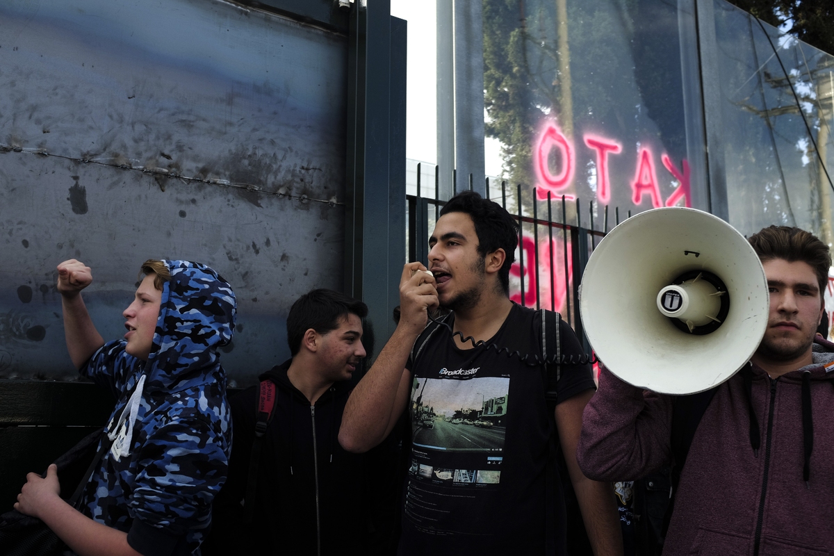 Μαθητική διαμαρτυρία έξω από το Υπουργείο Παιδείας