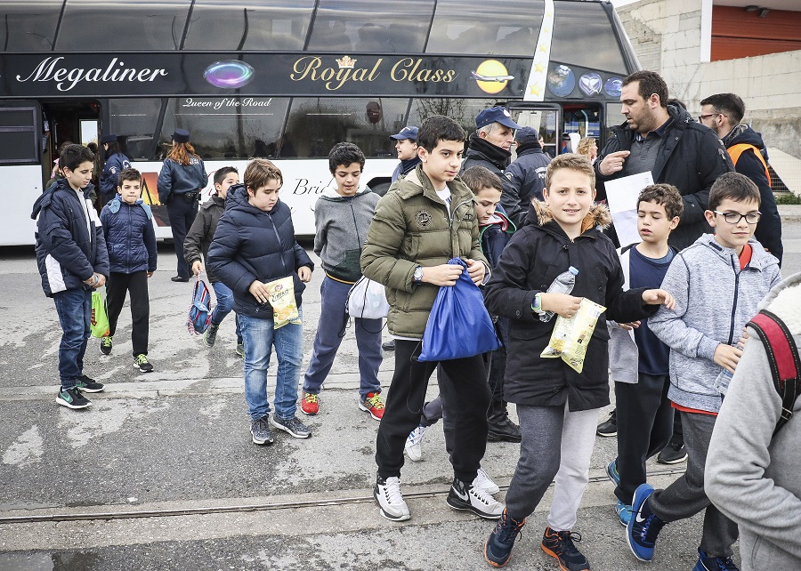 Ολυμπιακός – ΑΕΚ : Εικόνες από τους μαθητές στα «Δύο Αοράκια»