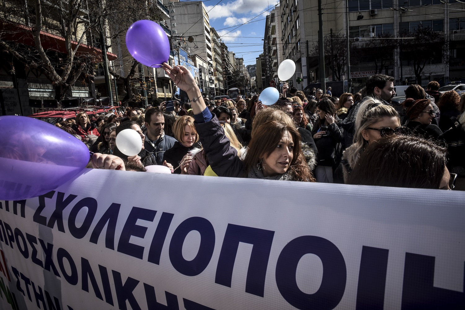 Σε εξέλιξη πορεία βρεφονηπιαγωγών προς τη Βουλή