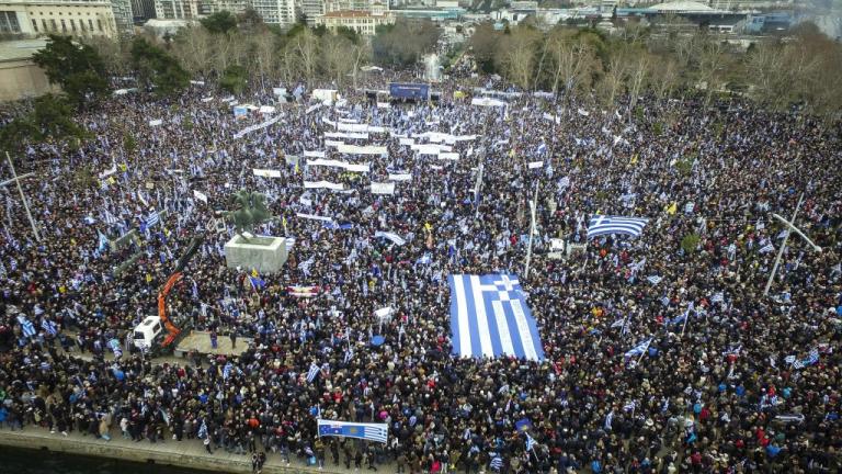 Μπροστά πηγαίνει ο στρατηγός κι ένα κριάρι