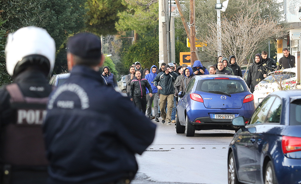 Οπαδοί του ΠΑΟΚ έξω από τα γραφεία της Λίγκας, αντεθνικά συνθήματα, ύβρεις και απειλές (pics, vid)