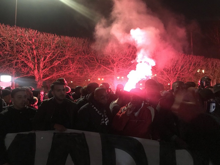 Τρομερή ατμόσφαιρα έξω από το ξενοδοχείο της Παρί (vids)