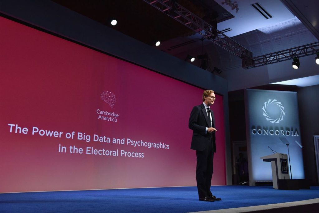 Βρετανία: έρευνες στα γραφεία της Cambridge Analytica