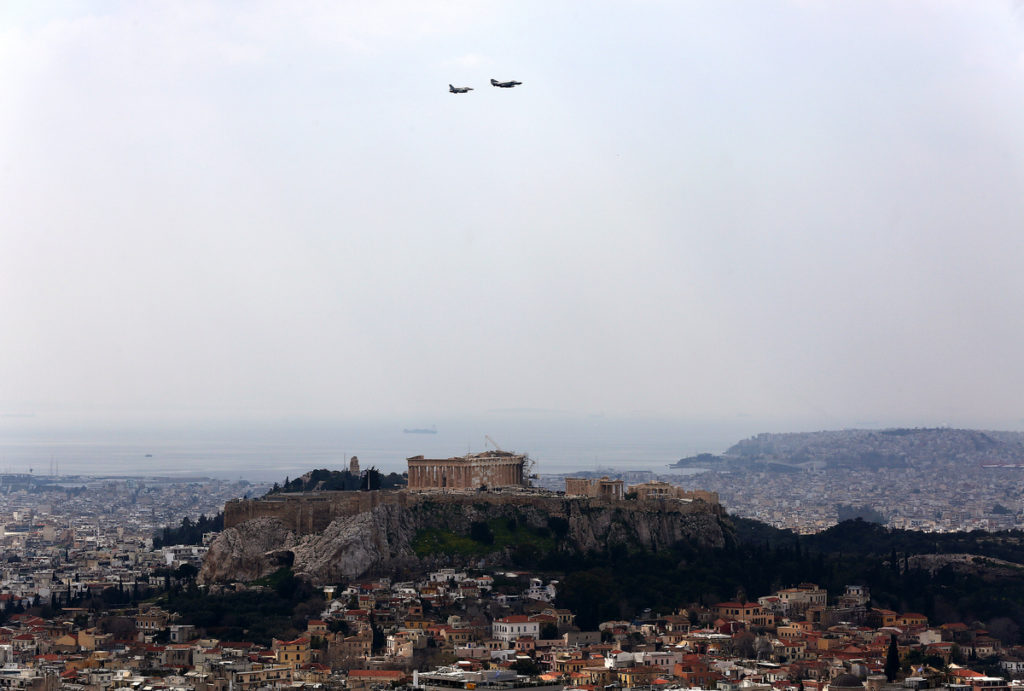 Πρόβα μαχητικών αεροσκαφών στον ουρανό της Αθήνας εν όψει της παρέλασης