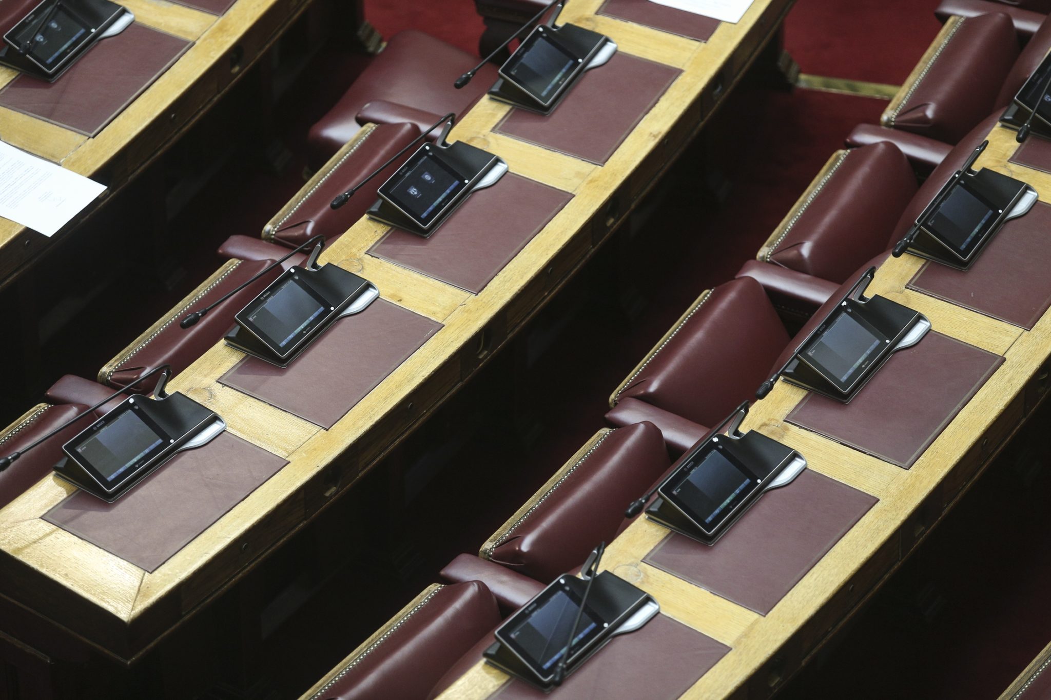 Χαμηλό ενδιαφέρον, άδεια έδρανα και μαντινάδες στη βουλή