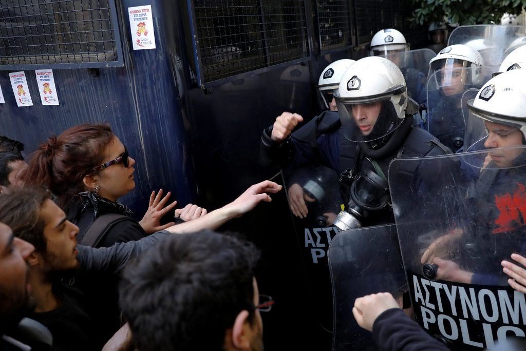 Ένας δημοσιογράφος τραυματίας μετά τα επεισόδια έξω από συμβολαιογραφείο