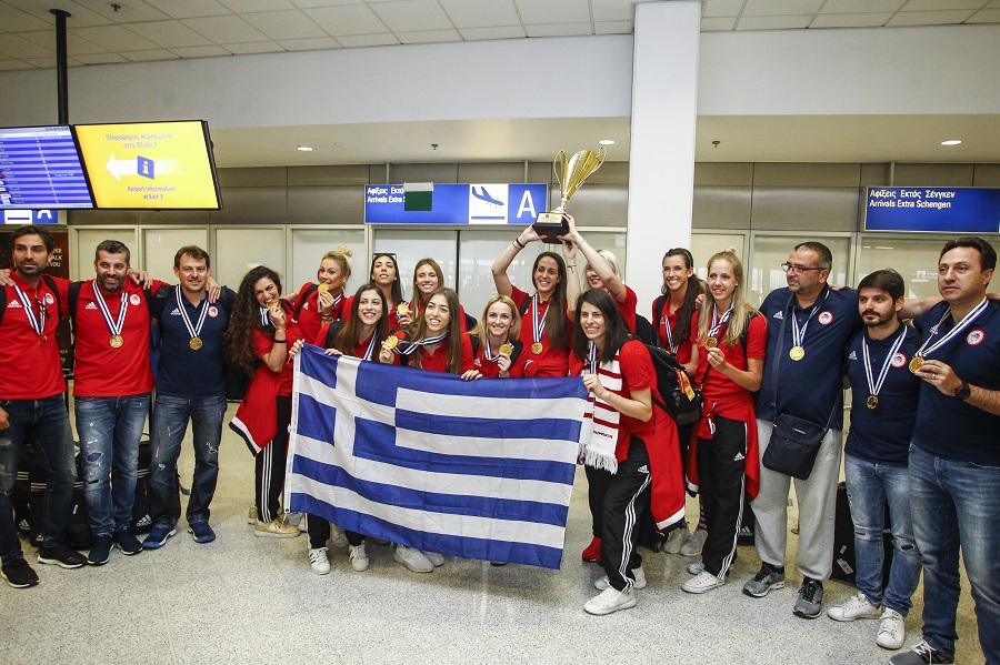 Έφτασαν στην Αθήνα οι αμαζόνες του Ολυμπιακού (pics)