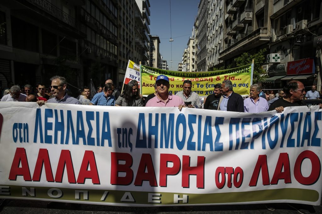 Έξω από τη Βουλή η πορεία της ΓΕΝΟΠ – Έριξαν λιγνίτη στον Άγνωστο Στρατιώτη