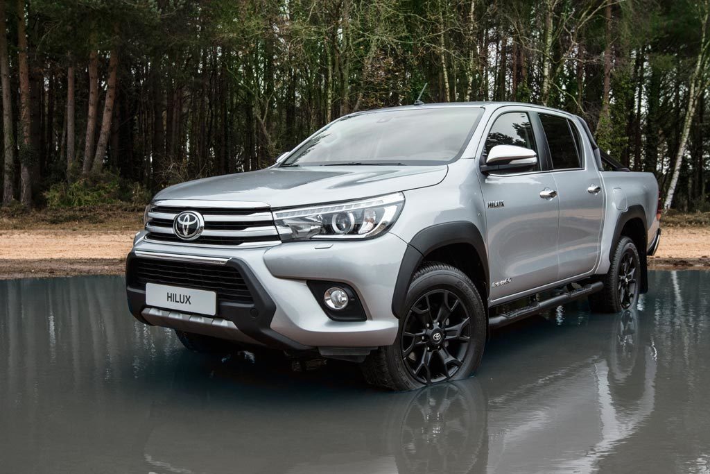 Hilux «Invincible 50 Black Edition»