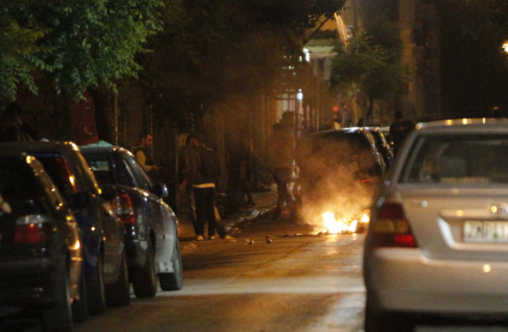 Τρεις αστυνομικοί τραυματίες, ένας οπαδός μαχαιρωμένος!