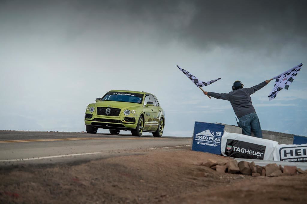 Η Bentley Bentayga «έσπασε» το ρεκόρ στο Pikes Peak