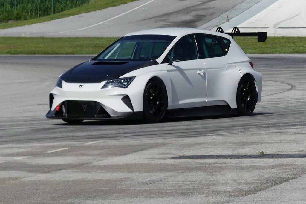 Το ηλεκτρικό αγωνιστικό Cupra e-Racer στην πίστα