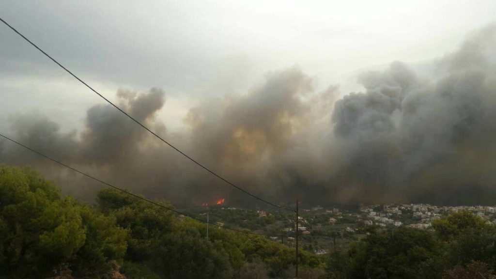 Σκηνικό αποκάλυψης: Βίντεο από ελικόπτερο αποτυπώνουν την τραγωδία στο Μάτι