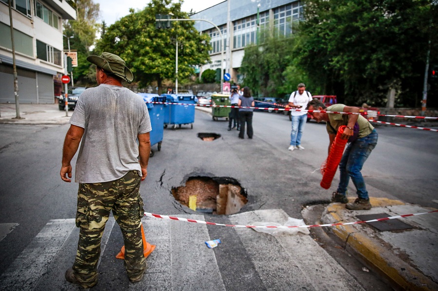 Άνοιξαν τρύπες σε δρόμους της Αθήνας λόγω καθίζησης τους εδάφους (pics)