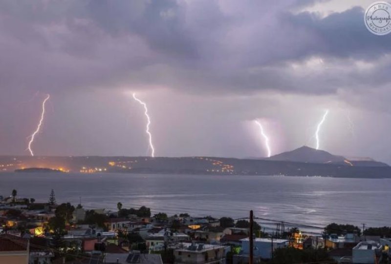 ΚΑΙΡΟΣ: «Φώτισε» όλη η Κρήτη από τις αστραπές – Ζημιές σε σπίτια από κεραυνούς (pics)