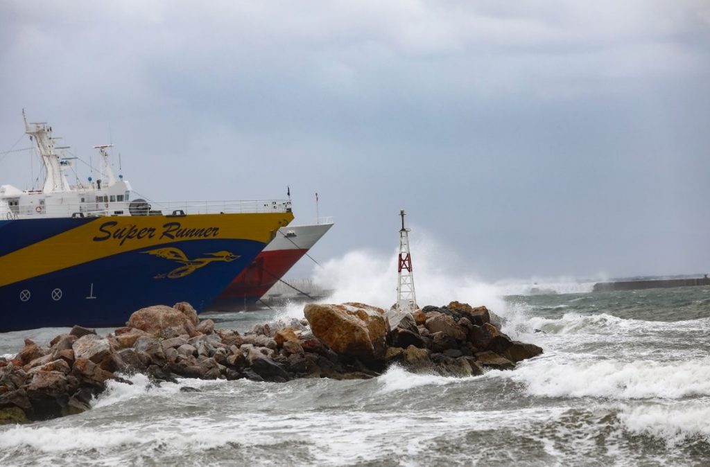 Κακοκαιρία Πηνελόπη: Προβλήματα στις ακτοπλοϊκές συγκοινωνίες – Τα μποφόρ κρατούν δεμένα τα πλοία