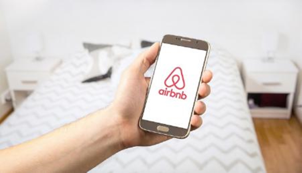 AirBnB τρομακτική εμπειρία: Κοπέλα ενοικίασε το σπίτι της σε έναν επικίνδυνο πελάτη