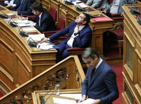 ΝΔ και ΣΥΡΙΖΑ χαϊδεύουν κομματικά ακροατήρια και αδιαφορούν για το Σύνταγμα