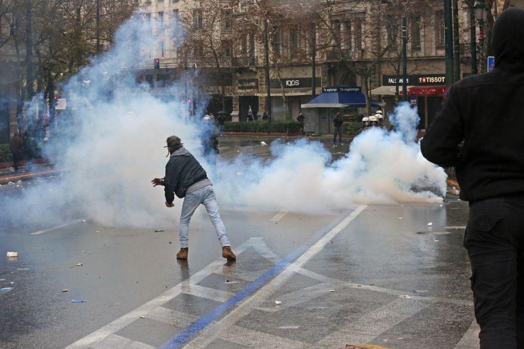 Με «βαρύ» ιστορικό ένας εκ των συλληφθέντων στα επεισόδια – Πού αλλού εμπλέκεται