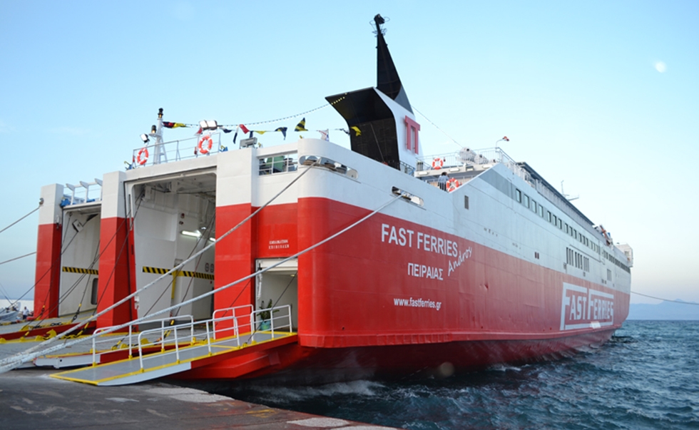 Fast Ferries Andros: Επιστρέφει στο λιμάνι της Ραφήνας με 686 επιβάτες