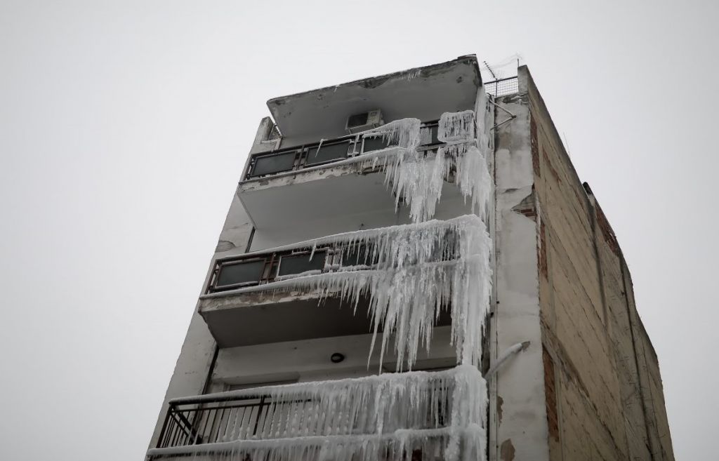 Κακοκαιρία στη Θεσσαλονίκη: Σταλακτίτες κρέμονται από πολυκατοικία (pics)