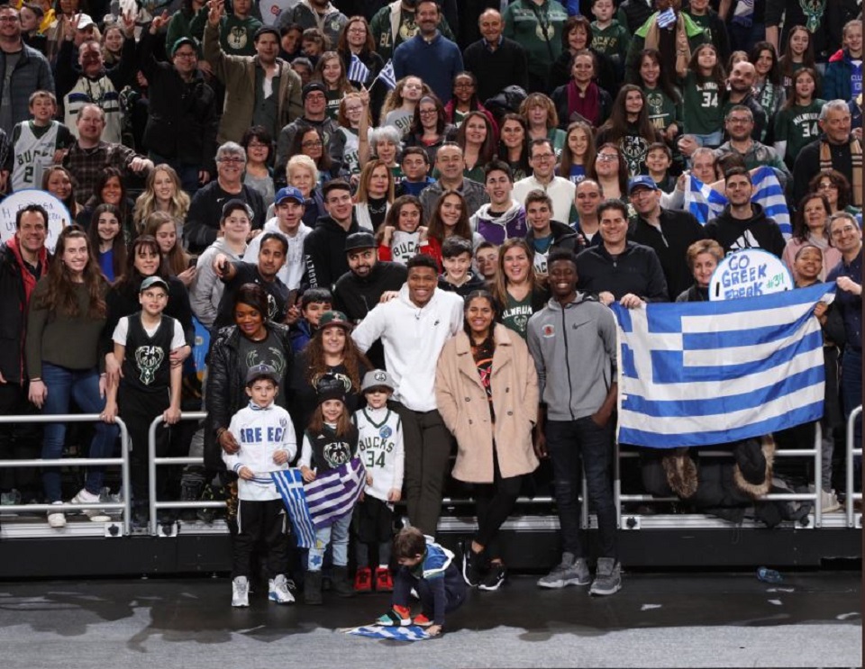 Γνώρισε την αποθέωση και τραγούδησε τον Εθνικό Ύμνο ο Γιάννης (vid+pic)