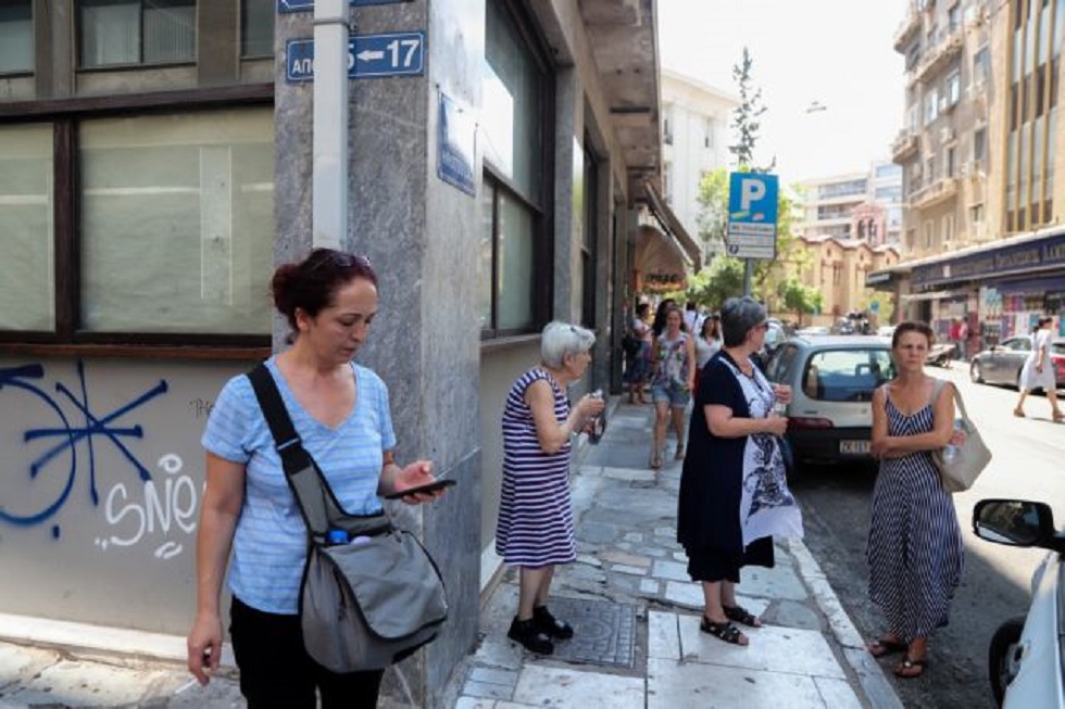 Σεισμός στην Αθήνα: Πανικόβλητοι οι Αθηναίοι βγήκαν στους δρόμους (pics)