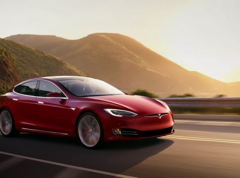 Στα δικαστήρια η Tesla με σύμμαχο την Apple