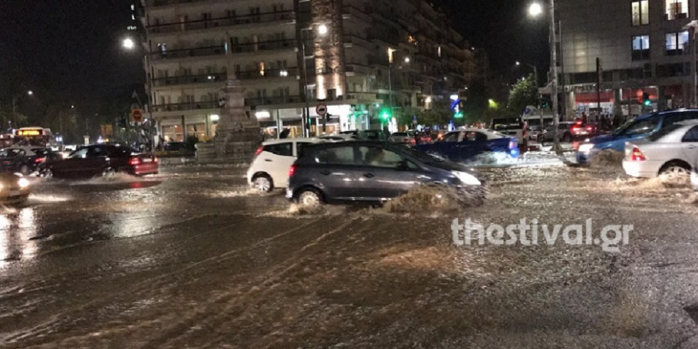 Θεσσαλονίκη: Δρόμοι-ποτάμια και ατυχήματα από την έντονη νεροποντή (pics+vids)