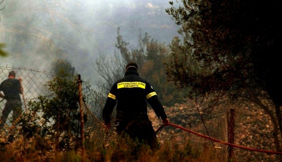 Σε εξέλιξη φωτιά στον Βαρνάβα κοντά σε σπίτια (pic)