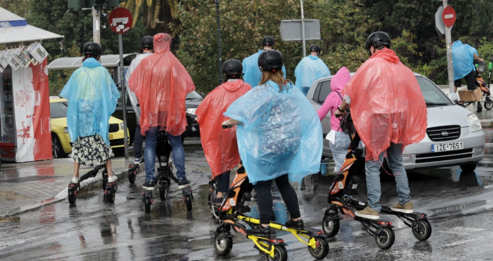 Επιμένει η κακοκαιρία, αυξημένη κίνηση στην Αθήνα