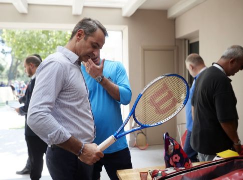 Στο Λονδίνο ο Μητσοτάκης, βλέπει Τσιτσιπά!