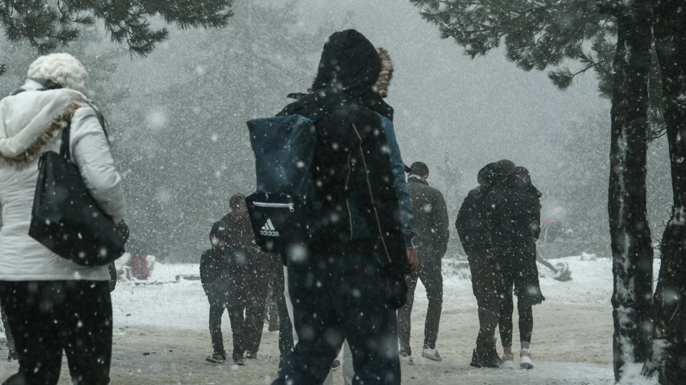 Εγκλωβισμένοι οδηγοί στην Αθηνών–Λαμίας, ένας νεκρός στις Πλαταιές