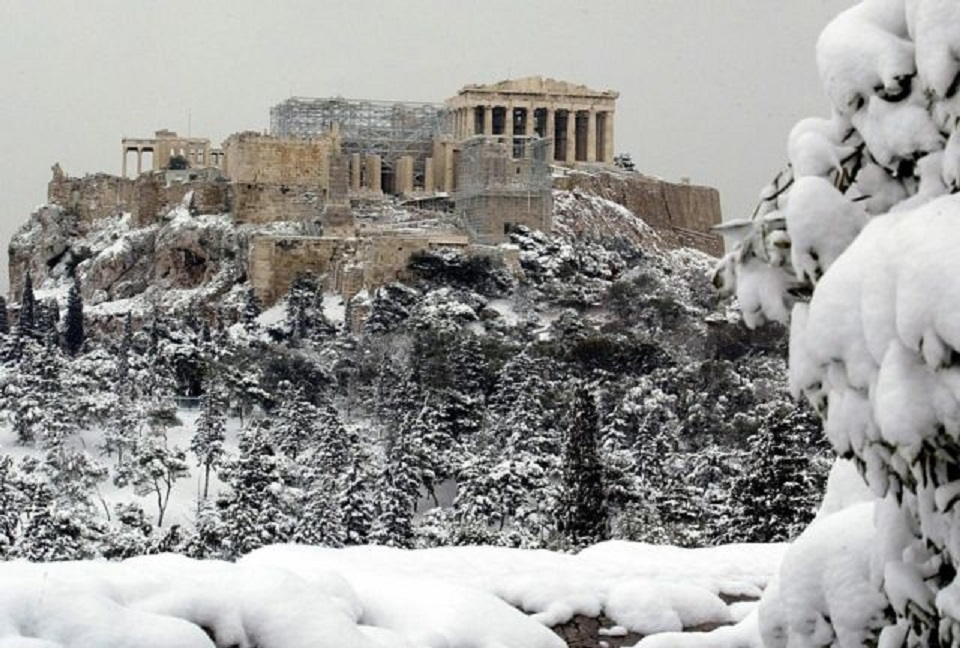 Κακοκαιρία «Ηφαιστίων»: Στα λευκά περιοχές η χώρα – Έντονα φαινόμενα και την Τρίτη