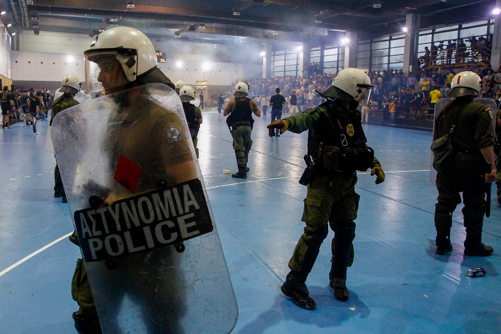 H ΟΧΕ αποποιείται τις ευθύνες της και… δείχνει την Αθλητική Δικαστή για τα επεισόδια στο ΑΕΚ-Ολυμπιακός