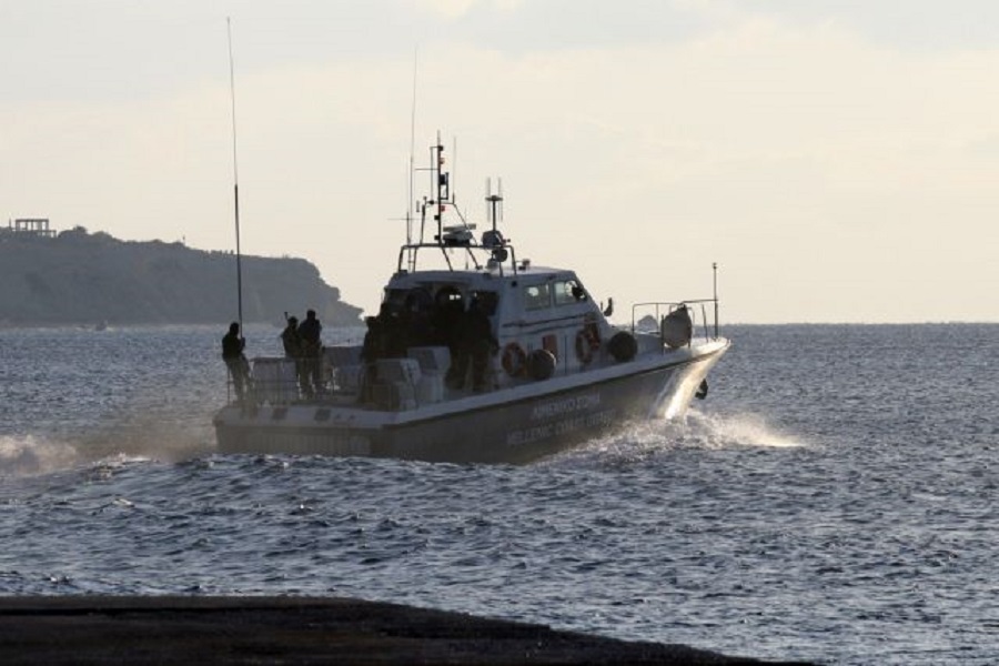 Αγνοείται σέρφερ στην Αρτέμιδα – Ανεμοι 8 μποφόρ στη περιοχή