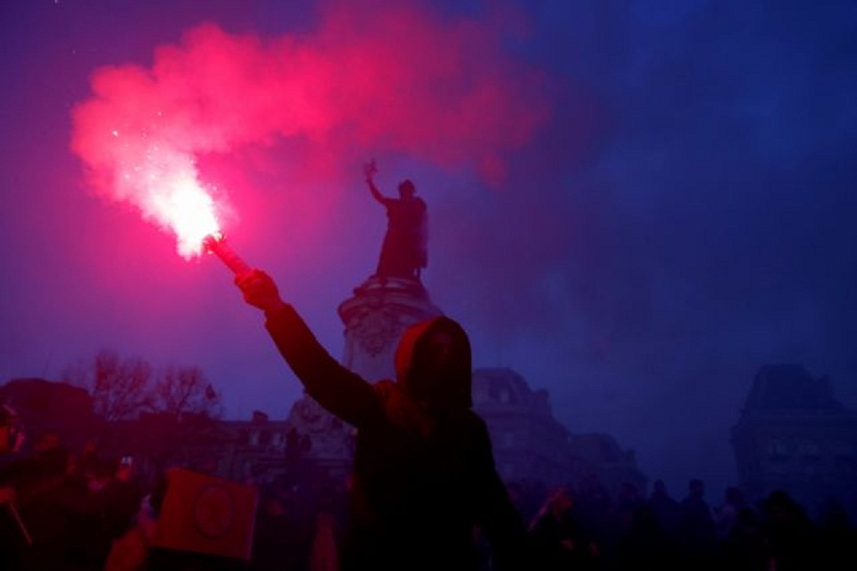 Γαλλία : Βίαια επεισόδια για το συνταξιοδοτικό – Σε υποχώρηση αναγκάζεται ο Μακρόν