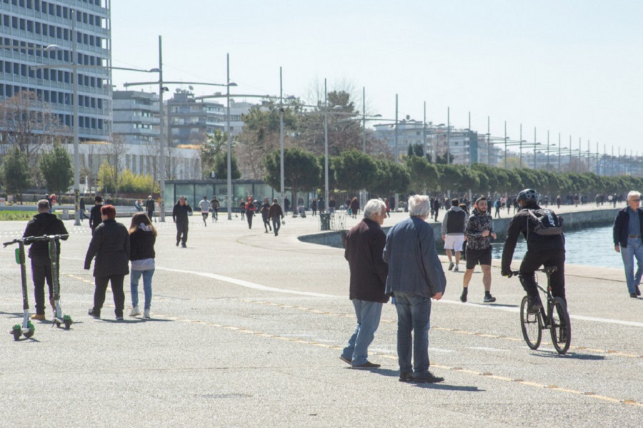 Κορωνοϊός: Γεμάτη κόσμο η παραλία στη Θεσσαλονίκη